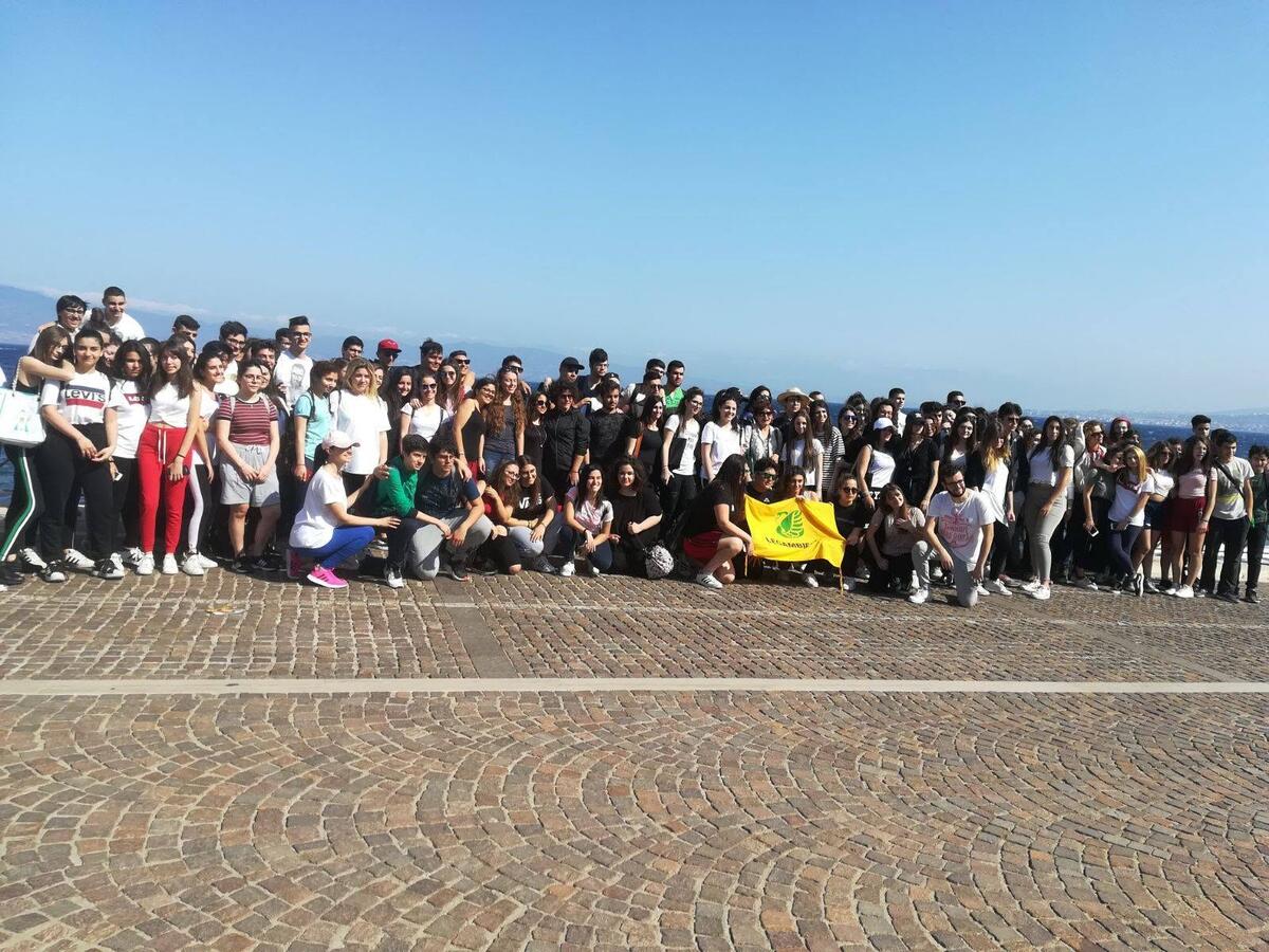 Mare Nostrum — studenti sul lungomare di RC